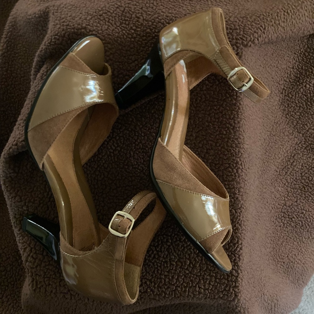 Sofft Heels, Buckle Ankle Strap, Sz 9-1/2. Tan Suede and Brown Patent Preowned - Picture 8 of 11